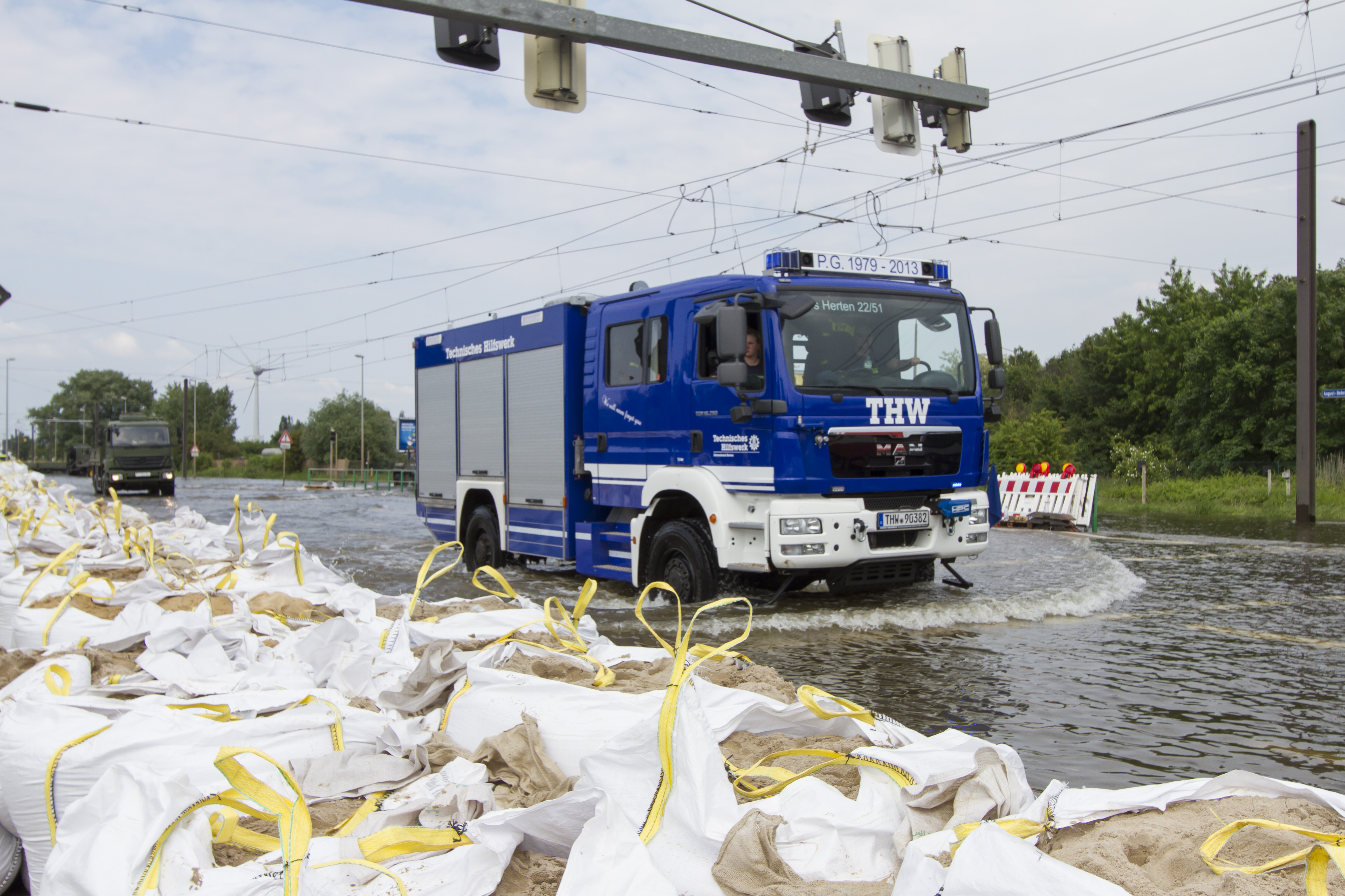 Start der Verlegung eines Hochwasserschutzschlauchs mit dem topopacker