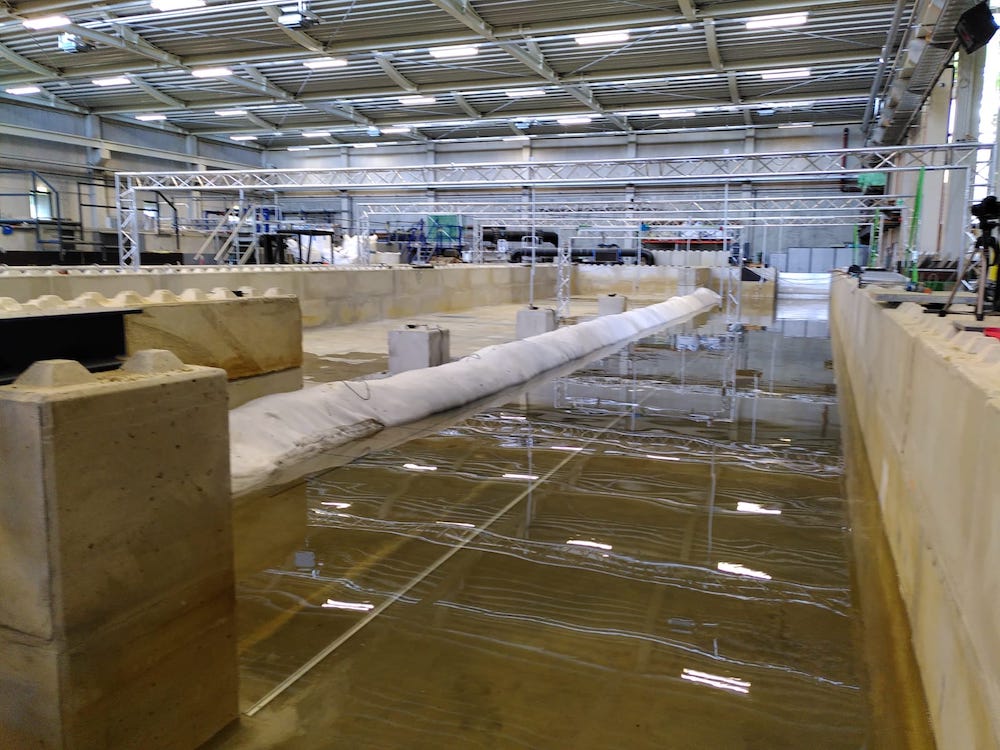 topopacker beim Aufbau eines Hochwasserschutzwalls