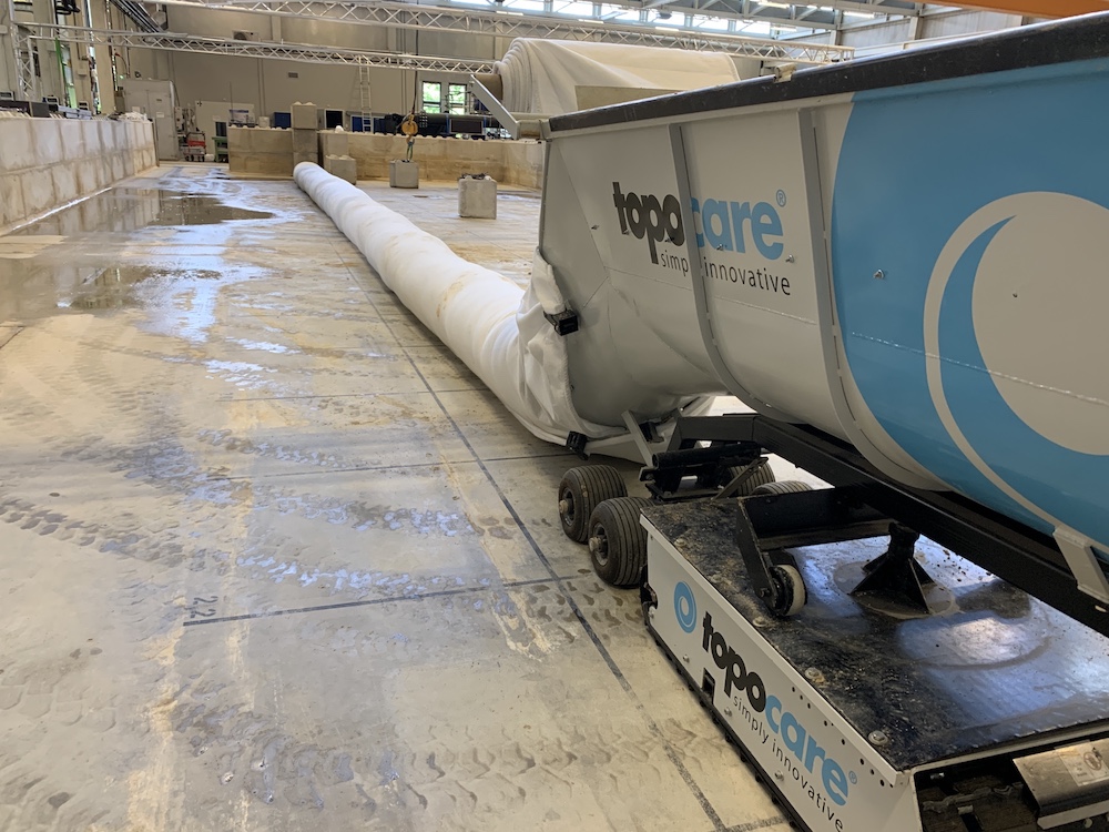 topopacker beim Aufbau eines Hochwasserschutzwalls